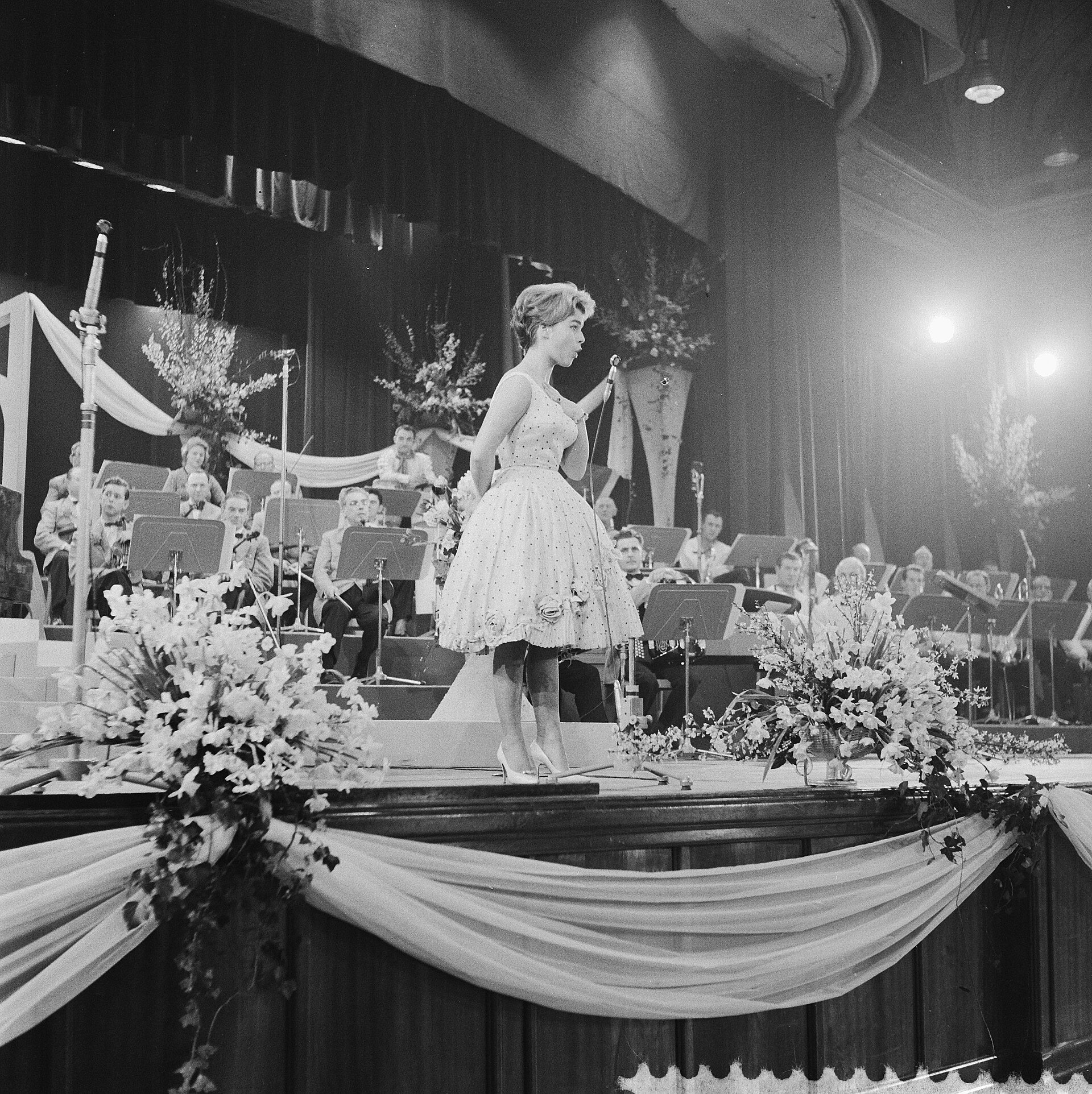 Cornelia Froboess uppträder i Kurhaus i Scheveningen, 13 februari 1960.