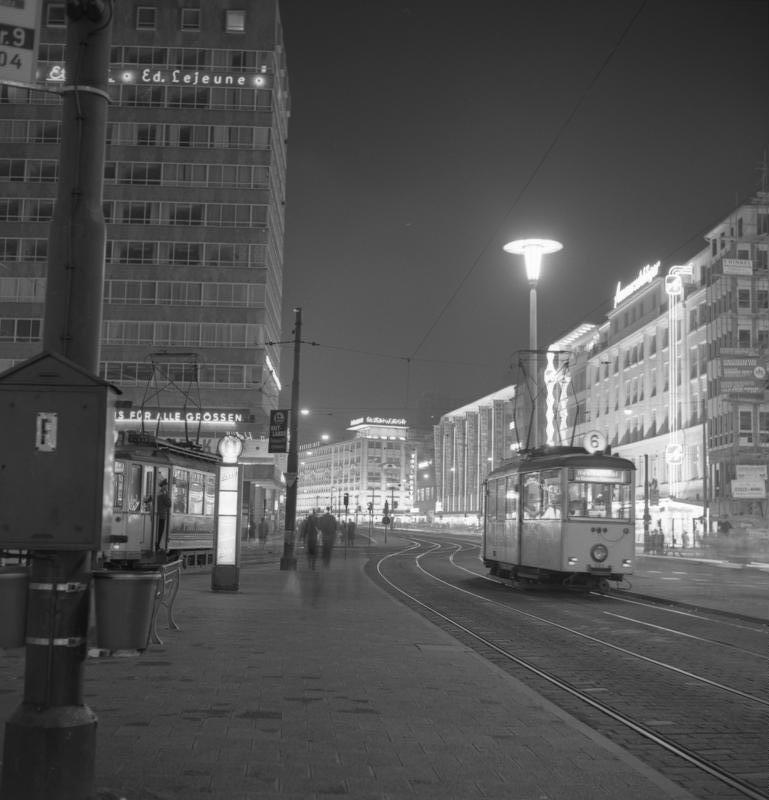 Zeil i Frankfurt med varuhusen Schneider och Ammerschläger, 23 juli 1960. Foto: Ludwig Wegmann/Bundesarchiv, CC BY-SA 3.0 DE. Zeil i Frankfurt med varuhusen Schneider och Ammerschläger, 23 juli 1960.