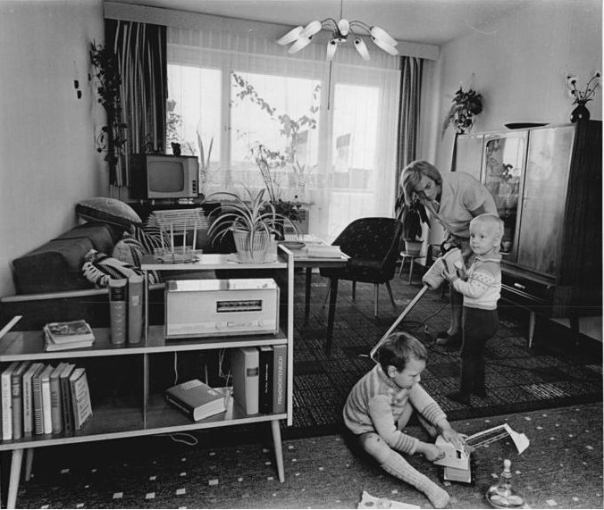 Familjen Fritz i sin nya lägenhet i Lütten-Klein, 8 juli 1966. Foto: Spremberg/Bundesarchiv, CC BY-SA 3.0 DE. Familjen Fritz i sin nya lägenhet i Lütten-Klein, 8 juli 1966.