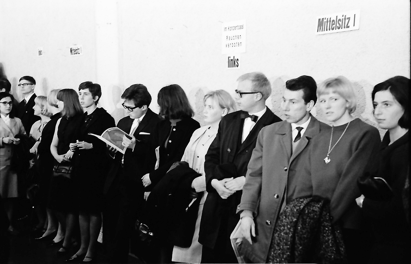 Unga åhörare på ståplats vid Donaueschinger Musiktage, 16 oktober 1965. Foto: Willy Pragher/Landesarchiv Baden-Württemberg, CC BY 4.0. Unga åhörare på ståplats vid Donaueschinger Musiktage, 16 oktober 1965.