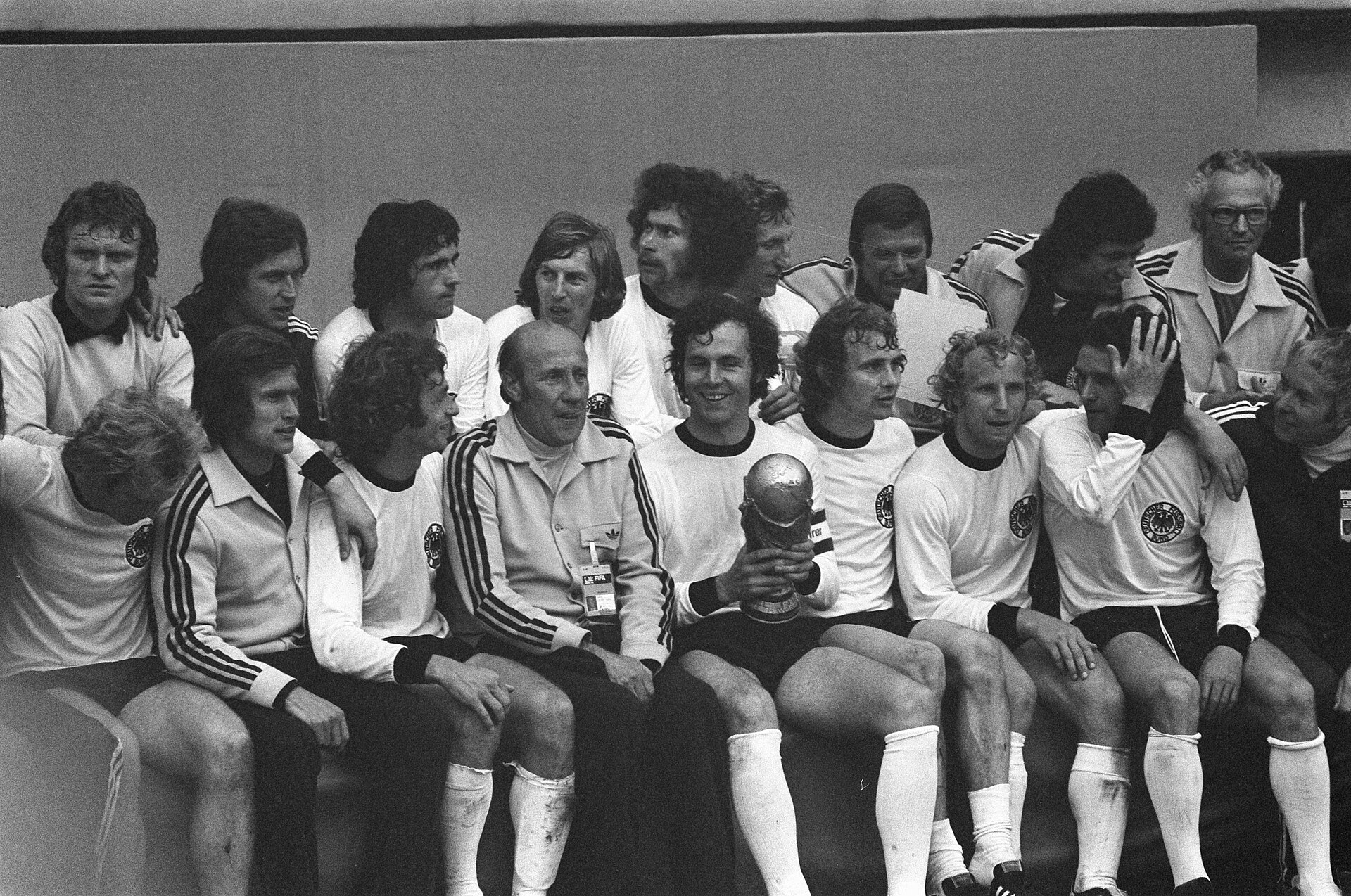 Västtysklands landslag med VM-pokalen efter finalen i München, 7 juli 1974. Foto: Bert Verhoeff/Anefo/Nationaal Archief, CC0. Västtysklands landslag med VM-pokalen efter finalen i München, 7 juli 1974.