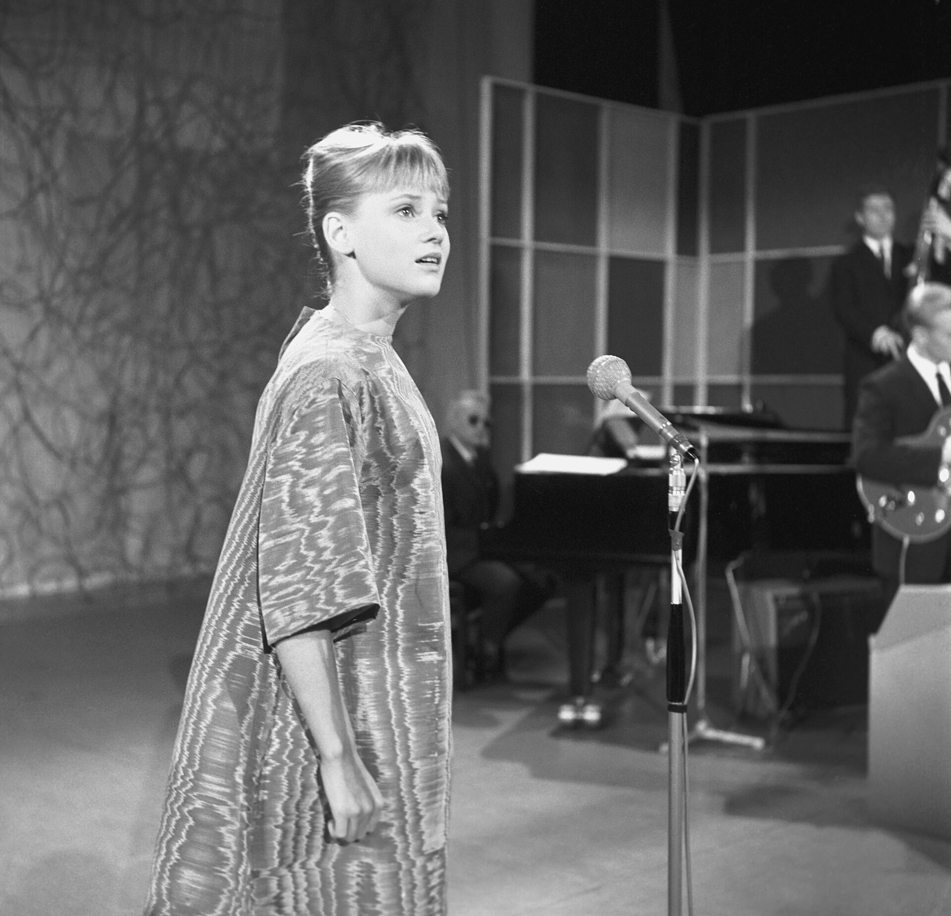 Gitte Hænning under en TV-inspelning för Yleisradio i Helsingfors, 1961.