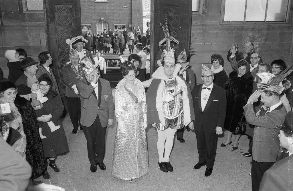 Karnevalens prinspar anländer till rådhuset i Kiel, 7 januari 1967. Foto: Friedrich Magnussen/Stadtarchiv Kiel, CC BY-SA 3.0 DE. Karnevalens prinspar anländer till rådhuset i Kiel, 7 januari 1967.
