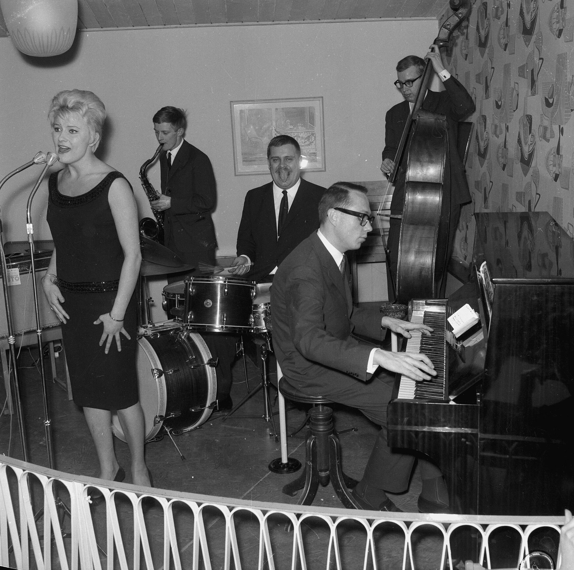 Monica Zetterlund med orkester i Huskvarna Folkets park, 26 januari 1961. Foto: AB Conny Rich Foto/Jönköpings läns museum, CC BY 4.0. Monica Zetterlund med orkester i Huskvarna Folkets park, 26 januari 1961.