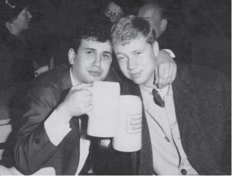 Drafi Deutscher med sin manager Erich Nielebock efter ett framträdande, 1964.