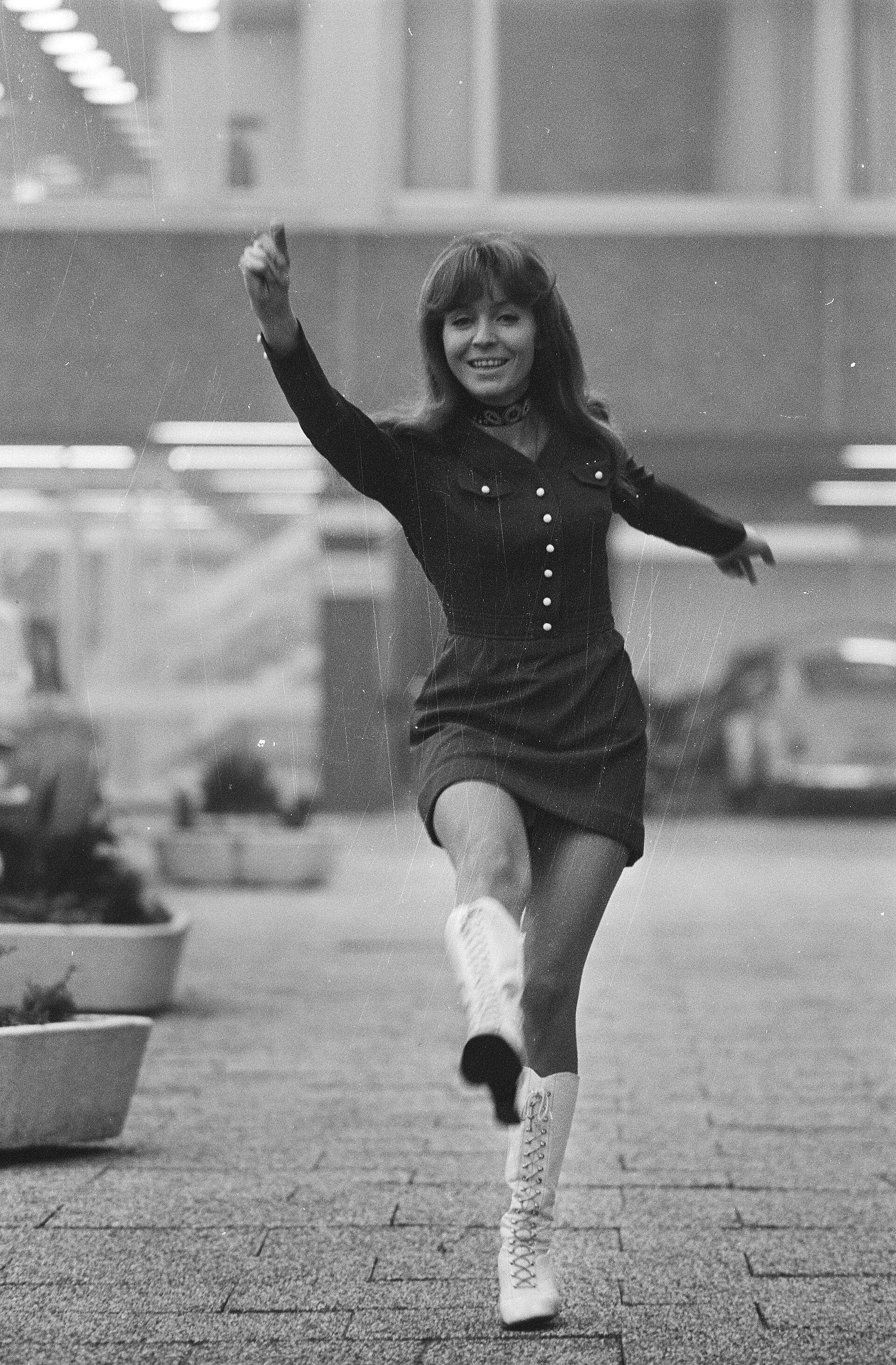 Manuela i Amsterdam, 15 januari 1971. Åtta år tidigare var hon en av rösterna bakom Die Tahiti-Tamourés. Foto: Rob Mieremet/Anefo/Nationaal Archief, CC0. Manuela i Amsterdam, 15 januari 1971. Åtta år tidigare var hon en av rösterna bakom Die Tahiti-Tamourés.