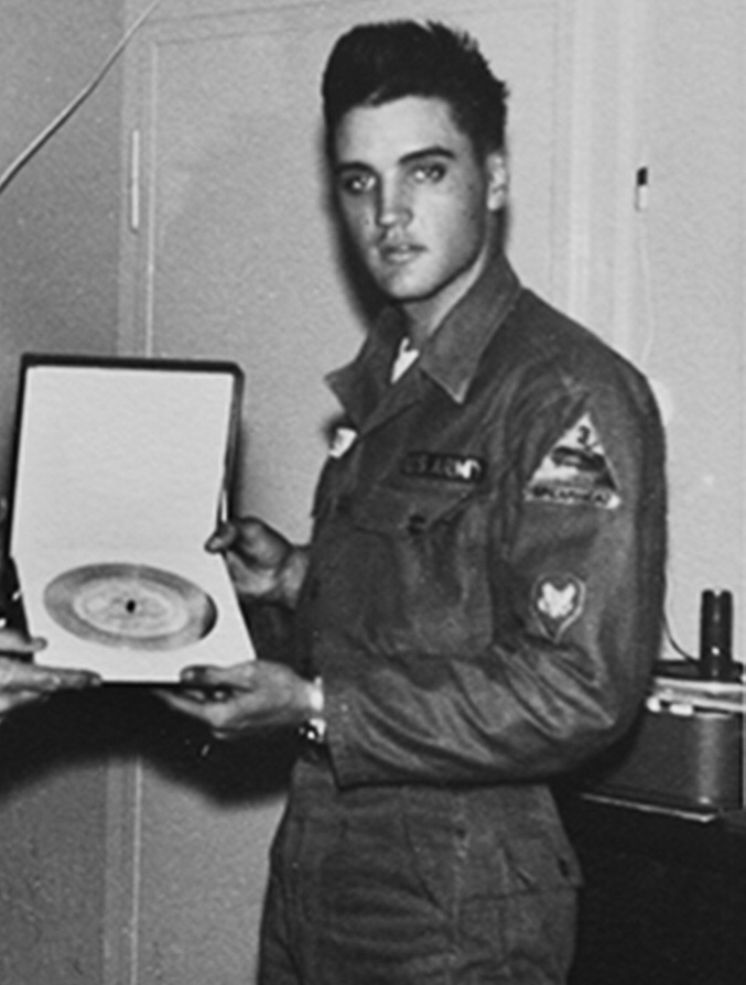 Elvis Presley tar emot en europeisk guldskiva för försäljningen av King Creole, omkring 1959. Foto: Tarponspringshund, CC BY-SA 4.0. Elvis Presley tar emot en europeisk guldskiva för försäljningen av King Creole, omkring 1959.