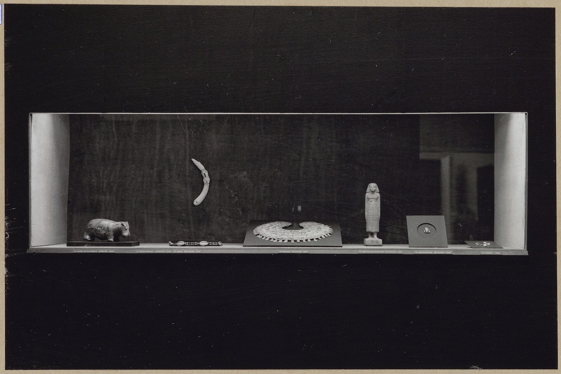 En museivitrin i Rijksmuseums utställning om 5 000 år av egyptisk konst, hösten 1960. Rijksmuseum, CC0. En museivitrin i Rijksmuseums utställning om 5 000 år av egyptisk konst, hösten 1960.